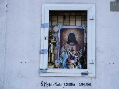 Uno spiritoso fotomontaggio caratterizza un'altra edicola votiva: il volto di Ges� � stato sostituito con quello di un abitante del quartiere
